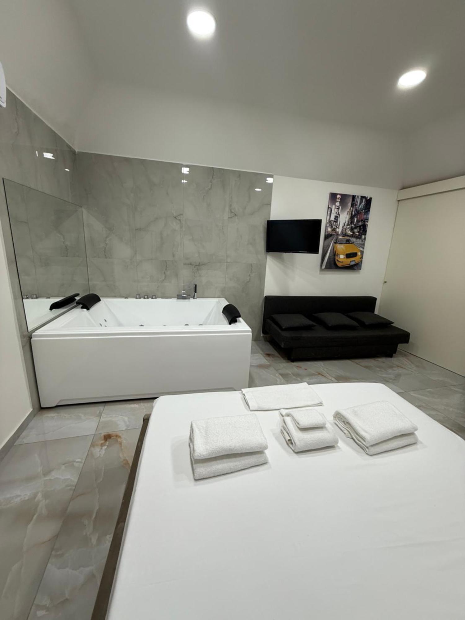 Caracciolo Suites 36 نابولي المظهر الخارجي الصورة